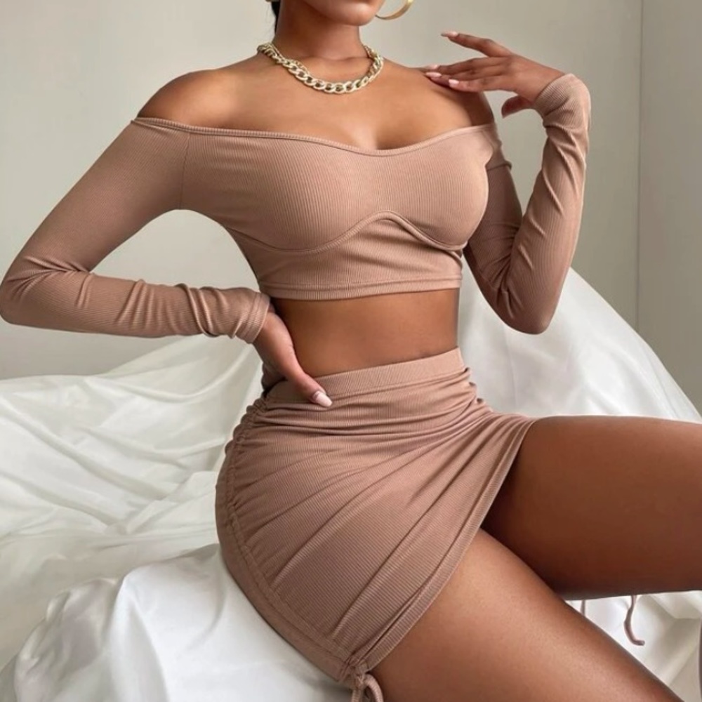Off Shoulder Crop Top And Drawstring Ruched Skirt Set. - Picture 5 of 6